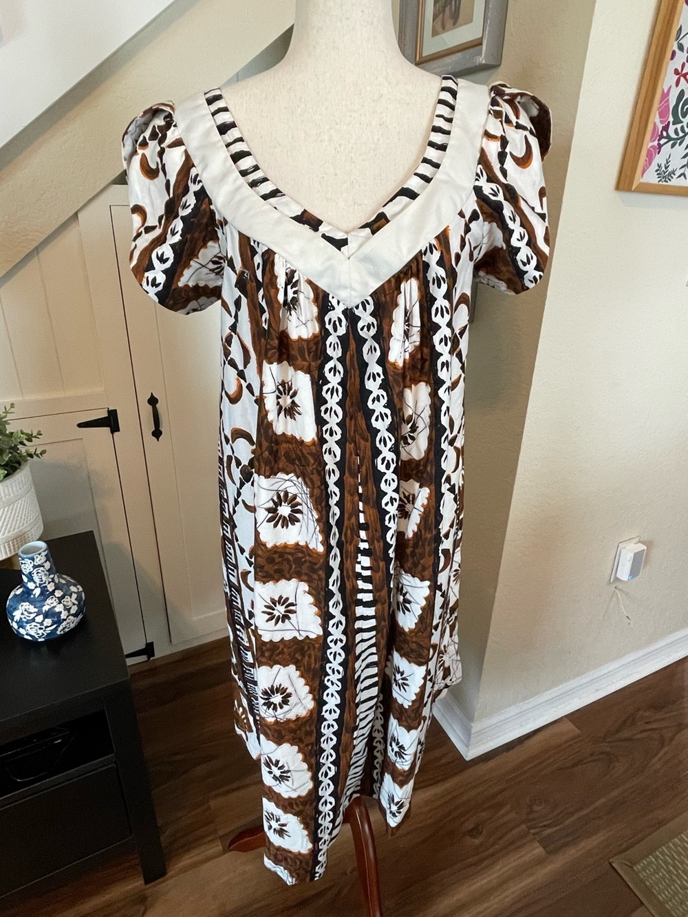 Vtg 60s 70s Waltah Clarke’s Hawaiian Tapa Print Muumuu Dress V-Back Tie Medium